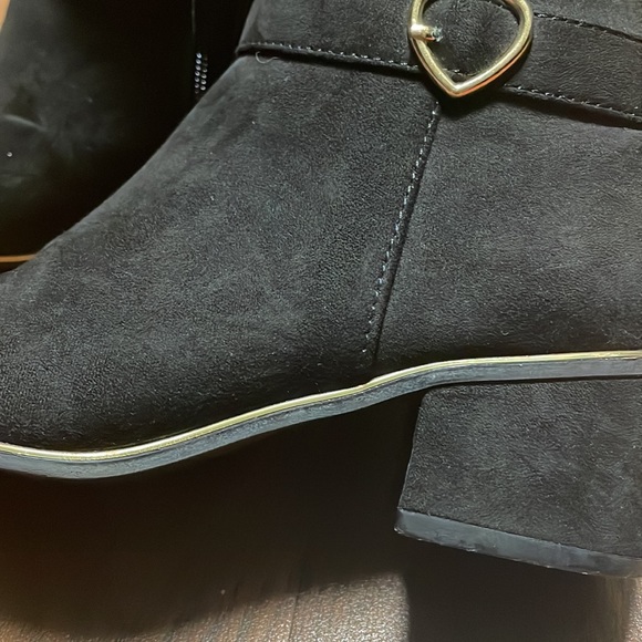Suede black fashion boot with gold trim and gold heart buckle - Picture 4 of 7